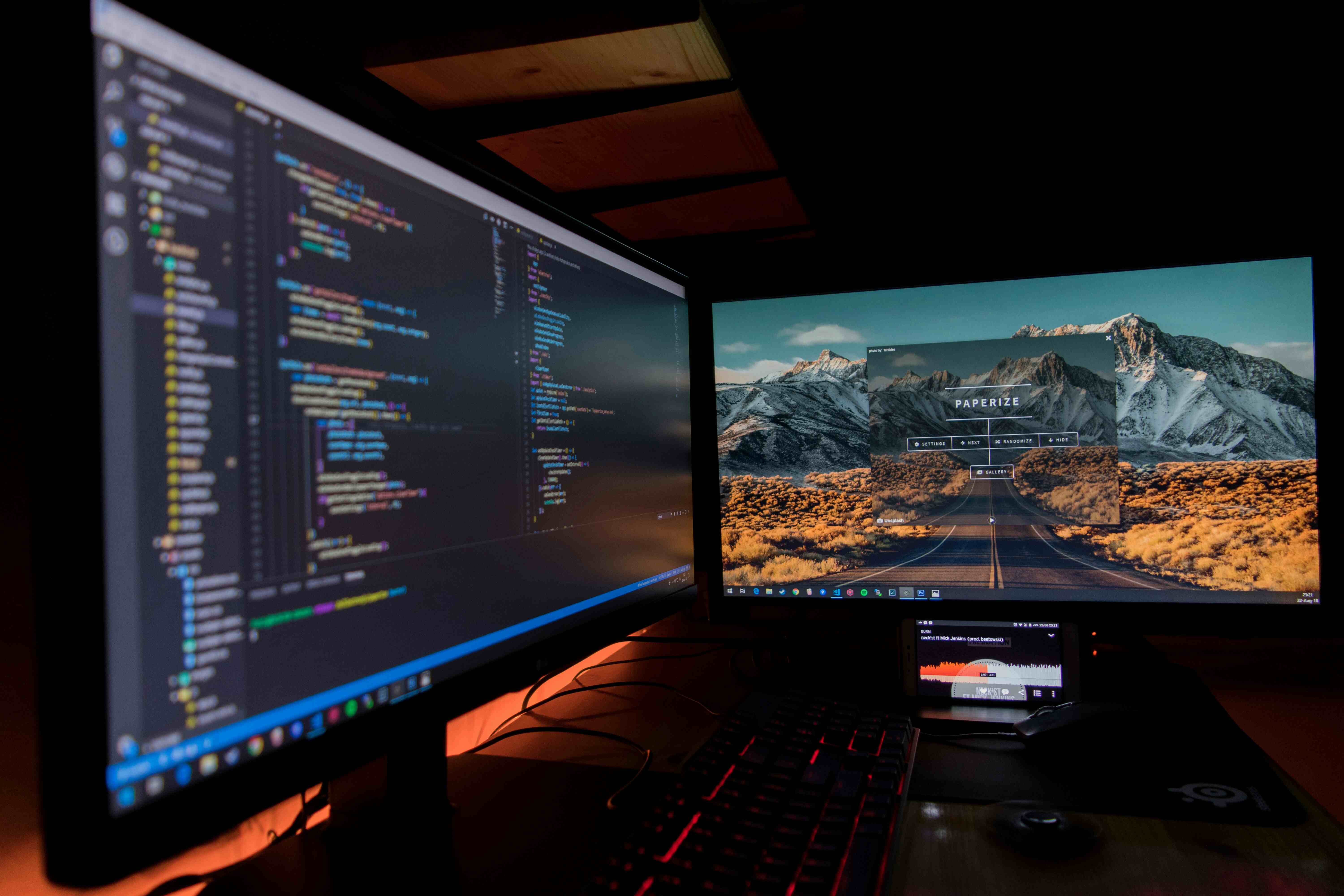 un écran d'ordinateur avec du code et le rendu de ce code sur un second écran